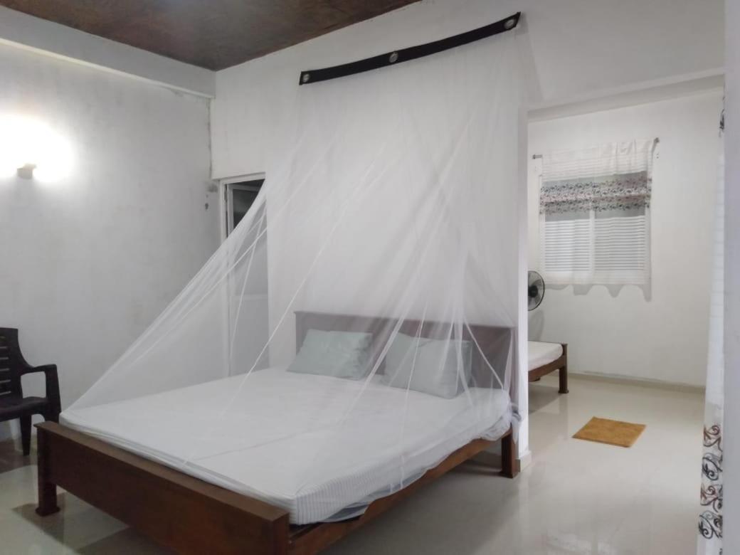 Little Mount Guest House Mirissa Bagian luar foto