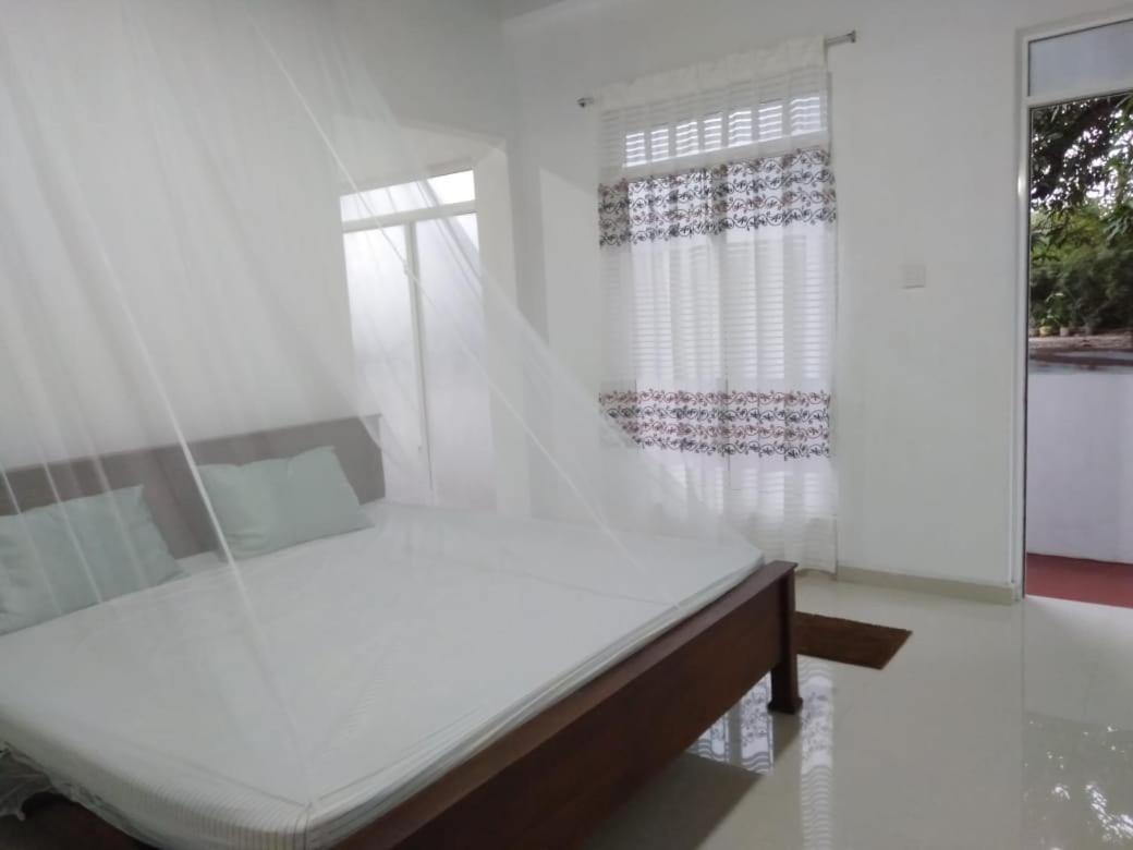 Little Mount Guest House Mirissa Bagian luar foto