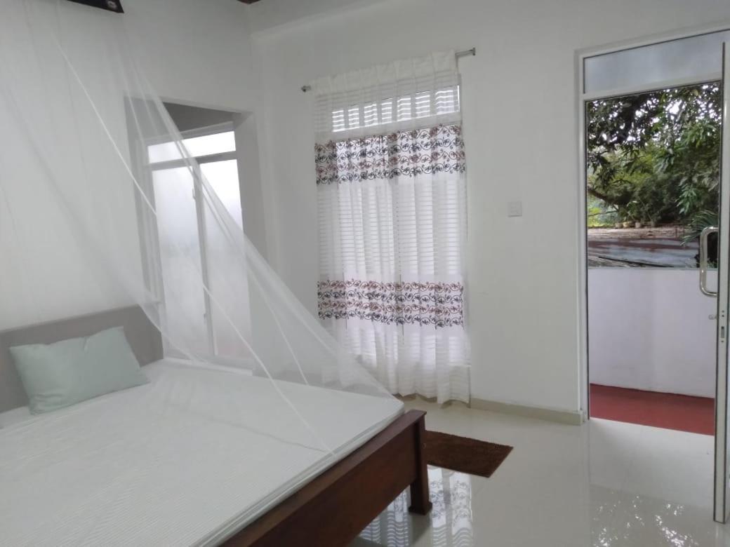 Little Mount Guest House Mirissa Bagian luar foto