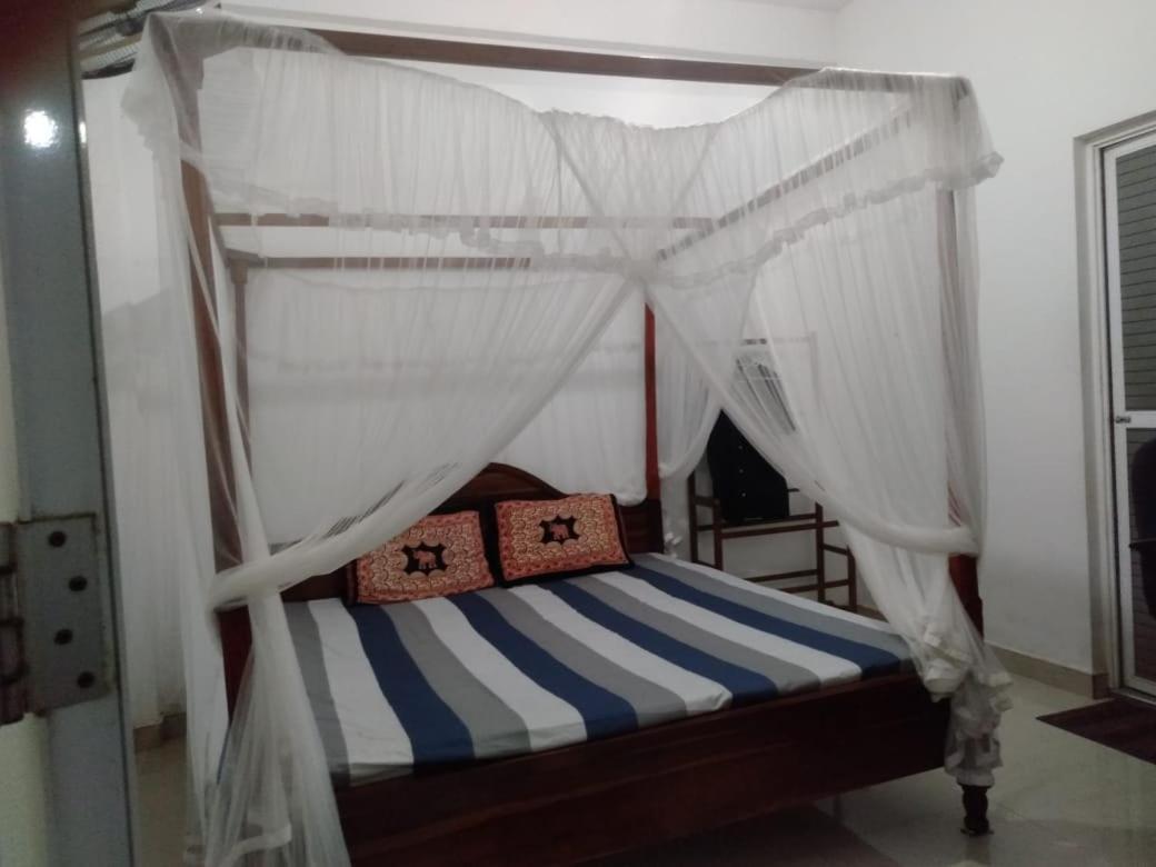 Little Mount Guest House Mirissa Bagian luar foto