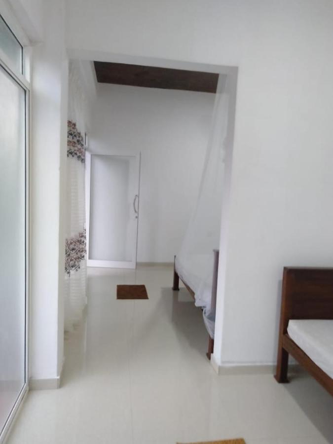 Little Mount Guest House Mirissa Bagian luar foto