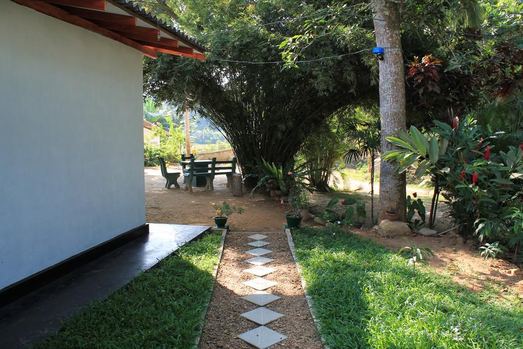 Little Mount Guest House Mirissa Bagian luar foto